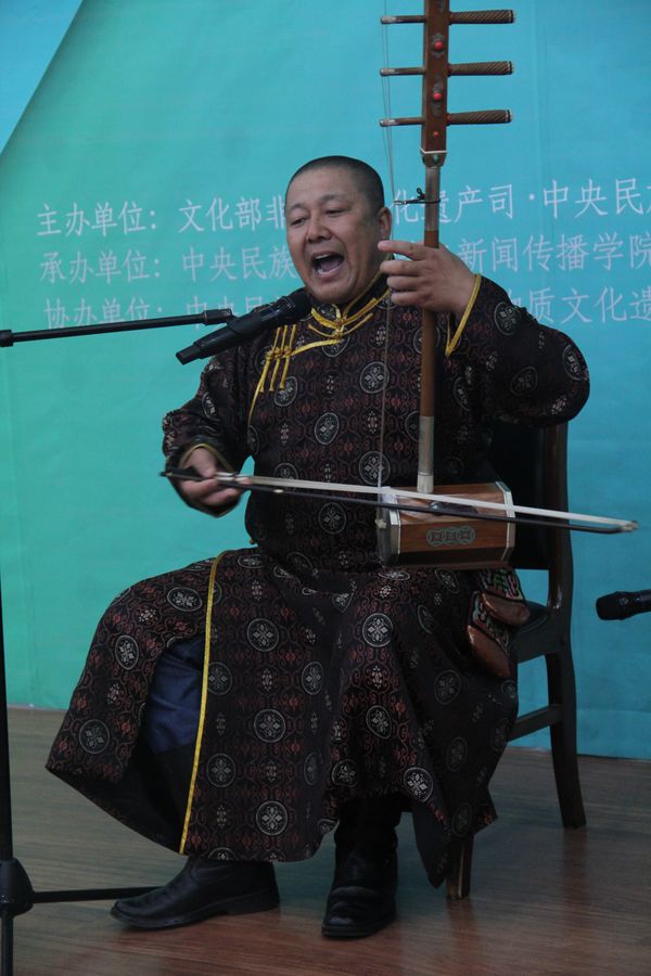 图2：蒙古族的敖特根巴音正在表演《格萨尔》说唱。 霍文琦/摄